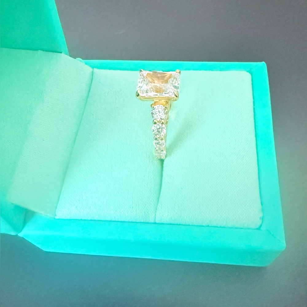 Beautiful Moissanite silver ring with gold plating size 6 - Picture 6 of 6